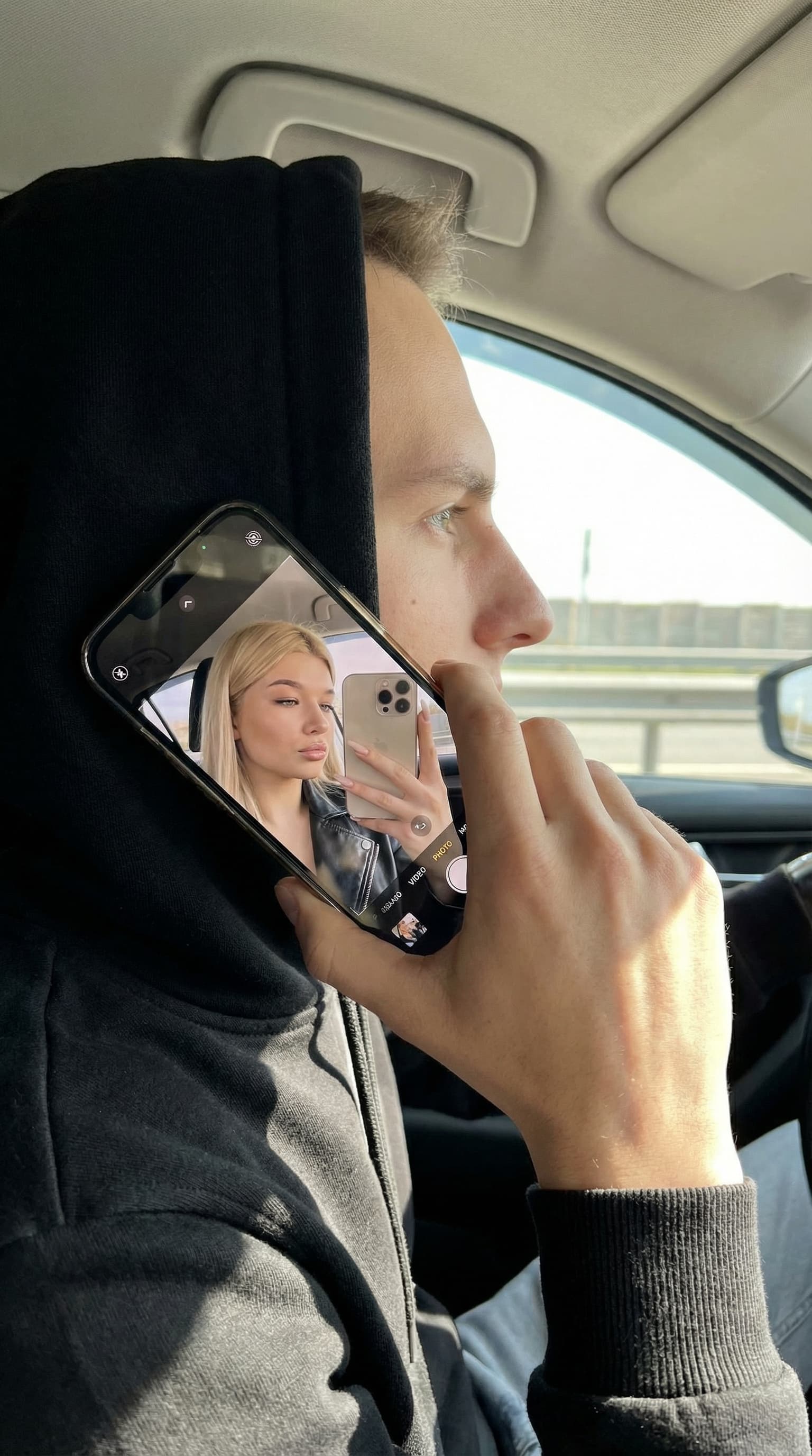 Держит телефон у уха и девушка фоткает